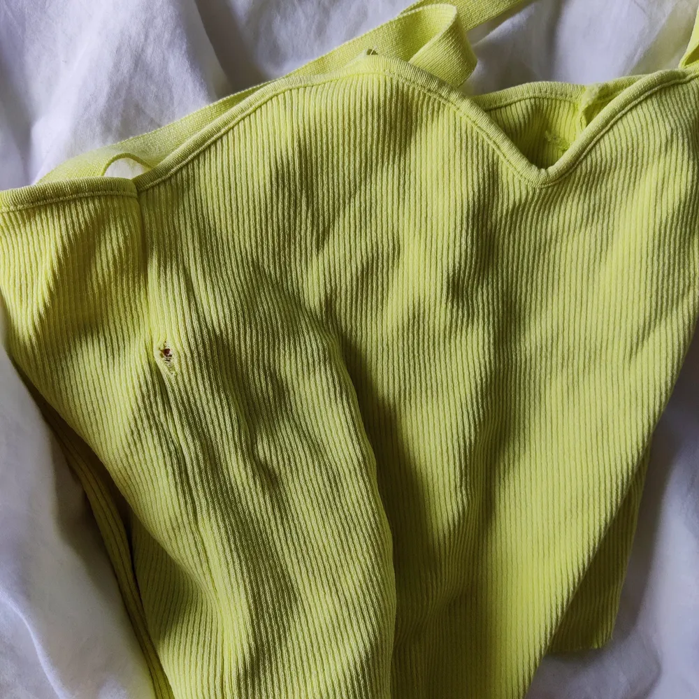 Otroligt snygg croptop från Zara i neon gul/grön färg! Passar så bra med ljusa byxor😍 Den är i storlek L. Köpte secondhand av en tjej men jag har aldrig använt den då den inte satt jättebra på mig. Så rekommenderar att en med storlek M/L köper isåfall  🥰 Den har ett litet hål på sidan men inget som är jättesynligt och går nog att sy ihop om man orkar!. Toppar.