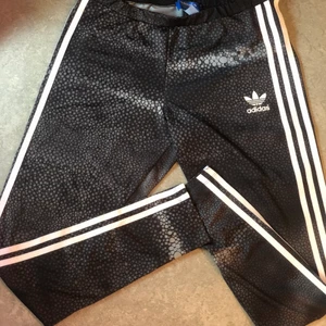 adidas tights - snygga adidas tights perfekt till sommaren. Storlek M. Har tyvärr fått en slitning längst upp på byxan som ej märks under användning.💝100 inkl frakt