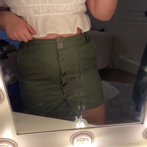 Kjol från ESMARA - Grön kjol från ESMARA. Stl: 38