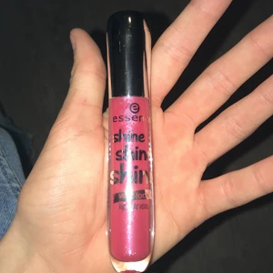 Läppglans ( Oanvänd )  - Jag säljer ett läppglans från ”Essence”. Har aldrig andvänt det. En rosa glansig färg som inte klibbar sig :)” Köparen står för frakten på 24kr