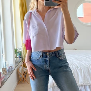 Lila skjorta💕 - Ljuslila skjorta köpt secondhand och avklippt💖 storlek L och sitter oversize på mig som vanligtvis har storlek M💕 bara att höra av er för fler bilder eller liknande💋