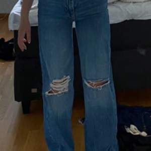 Hej hej dessa är ett par vida jeans med hål i knäna, dem är köpta ifrån Gina tricot men har knappt kommit till användning. Dem sitter väldigt bra i midjan:) för mer bilder/info skriv i kommentarerna eller privat🥰