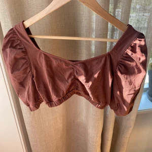 Crop top - En brun Crop top från Nelly, passar mig som är S! Använd en gång, så tröjan är i bra skick✨ Säljs för 120kr ink frakt😘