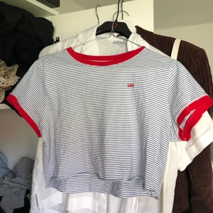 Randig t-shirt - Säljer denna randiga t-shirt jag fick av en kompis, men tyvärr inte använder. Så mysig och perfekt till mjukisar. Frakt tillkommer. Va inte rädda att höra av er för frågor, men läs min bio först.