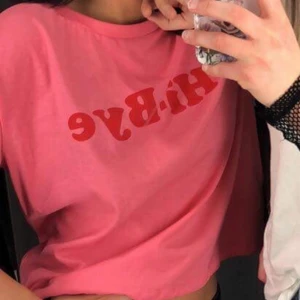 Rosa T-shirt med tryck  - Säljer denna tshirt i bra skick! färgen visas bäst på första bilden för den är mer skrikrosa💕 storlek S 