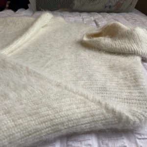 Lurvig vit stickad - Polo stickad från hm