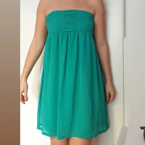 Bik Bok, grön klänning, storlek S - Mörkgrön -mintgrön- klänning💚 Elastiskt band över bysten och ryggen. 65 cm lång. Polyester.