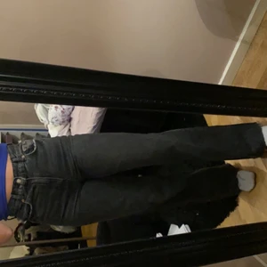 Gråa jeans från Zara, st 34 - Dessa jeans är näst intill oanvända och säljs på grund av att de inte används, väldigt bra i skicket men klippt av dem i bena så de skulle passa min längd och jag är runt 1.61 cm.         Hör av er för mer information.