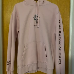 Hoodie med tryck - Rosa hoodie med tryck, använd ett par gånger 