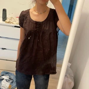 Brun blus - En jättefin gullig brun bus, aldrig andvänt😁