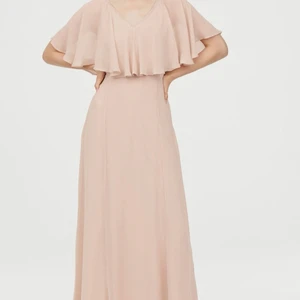 Lång chiffong klänning (rosa)  - Säljer lång chiffong klänning i färgen puderbeige. Endast använt vid ett tillfälle. Nypris ca 1500 kr 💕