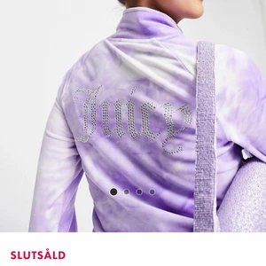 Jacka/kofta från Juicy Couture - En jättefin lila ”tie-dye” jacka, tjocktröja, kofta eller vad man nu kallar det. Skitskön och fin, helt ny och oanvänd med lappen kvar. Nypriset är 978kr och den är helt slutsåld på asos hemsidan💗 Priset kan vara prutbart men vi får se. Skicka privat vid intresse💗