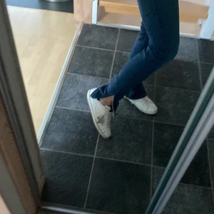 Slits byxor - Säljer nu dessa marinblå slits byxor från Velour. Dessa är lågmidjade, och gillar det väldigt mycket men har för många byxor så rensar!💗 Har inte sett någon stl eftersom det är ett väldigt speciellt märke men passar: från 165-175 ungefär beronde på hur långa man vill ha det! För mig är dessa personligen ganska små så passar kotare än mig för slitsen blir snyggare om man är kotare för då blir byxan längre!!