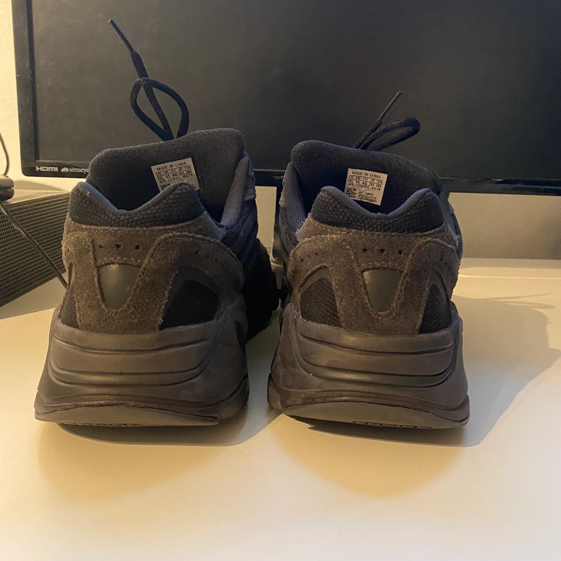 Yeezy 700 v2 Vanta - 90