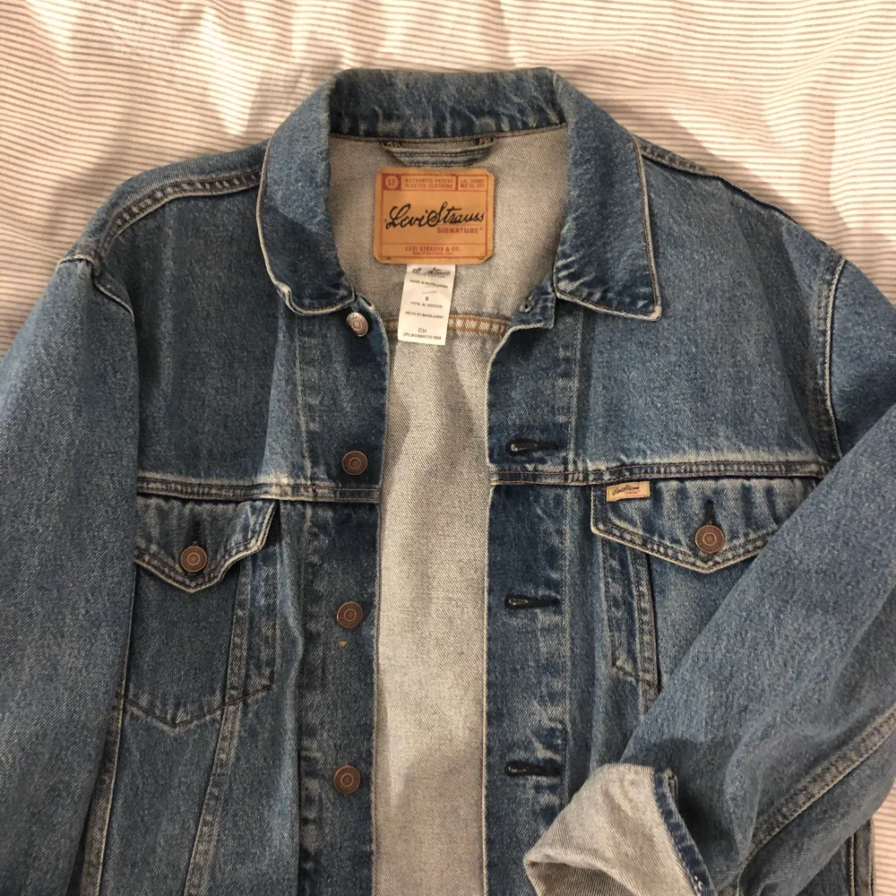 Min älskade Old School Levi’s jeansjacka söker ett nytt hem❤️ Storlek S men skulle säga att den sitter som M eller oversize S. Skickar fler bilder om det behövs✌️ . Jackor.