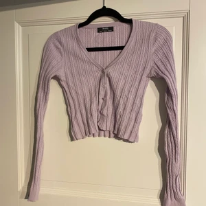 Lila kofta, bershka - Lila kofta från bershka! Nästan helt oanvänd, bra skick! Väldigt fin till sommarkvällar 💘