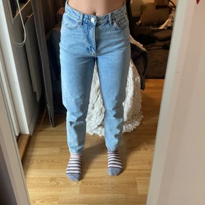 jeans stl 34 - Jeans från gina tricot storlek 34, använda max en gång. Säljer på grund av att de inte är min smak riktigt. Ordinarie pris 499 men säljer för 200.