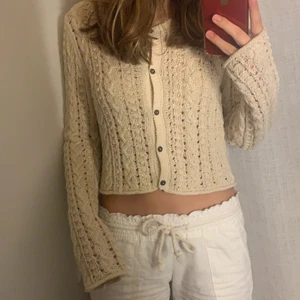 Stickad kofta - Säljer denna så snygga hålstickade kofta som är lite kortare i modellen men har långa ärmar!!!❤️ så snygg i sommar till ett par linnebyxor eller över en klänning🙌🏼 det är nästintill oanvänt