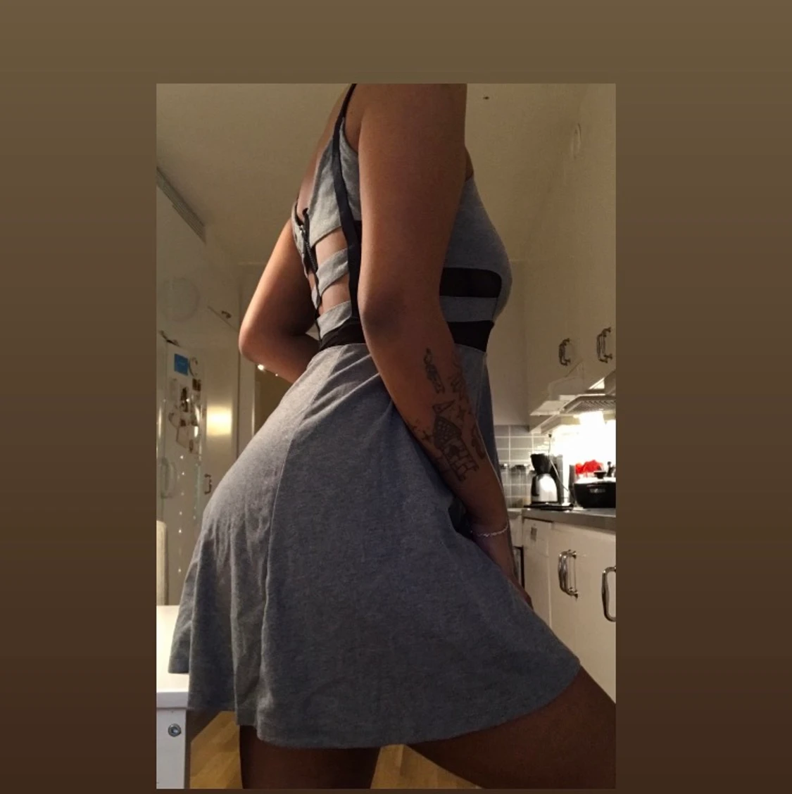 Kattig grå klänning