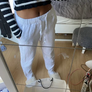 Linnebyxor  - Vita linnebyxor, köpta i italien. Köp direkt för 600 annars avvaktar jag:) Jag är 161. HÖGSTA BUD: 500kr