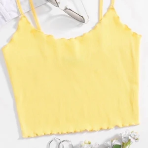 Topp - Jättefin oanvänd topp i storlek i storlel MEDIUM men är dock liten i storleken så den passar en SMALL också. Köparen står för frakten💞