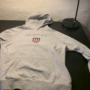 Gant Hoodie - Hej! Säljer en Gant hoodie i storlek 176 cm/16 år, endast använd 2 gånger. OBS! Köparen står för frakten. Kläderna tvättas och stryks innan leverans