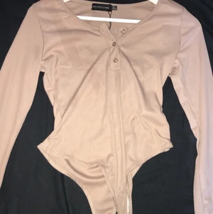 Body  - Nyskick har en liten fläck som troligtvis går att tvätta bort.