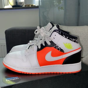 Air Jordan 1s, mid composition notebook strl 38. Budgivning om så krävs!  - Som beskrivningen lyder. Köpta under hösten förra året, använda Max 3 gånger. Lite crease som lätt går att fixa på olika sätt. Köpta för 2000kr från restocks, originalbox ingår. Liten fläck på båda skorna (se bild tre), utöver det ser dem i princip nya ut.Tycker den är extremt coola men har svårt att matcha dem vilket är anledningen bakom att jag säljer. 