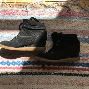 Svarta Bekett sneakers - strl 36 - Svarta Beckett sneakers köpta på Two Angels i strl 36. Använda, men i gott skick förutom en utslitnad i skosnöret på höger sko som jag visar på bild 3. Frakt ingår inte. DM:a angående frågor😃 
