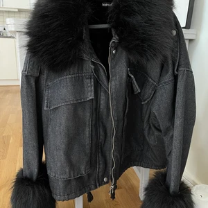 Jacka med päls - Säljer min älskade jacka med ”päls” krage och ärmar. Storlek 42 men sitter mer som en 40. 