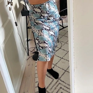 Kjol - Lång kjol i ljusblå ormmönster, frakt ingår ej