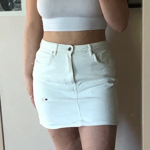 Vit jeans kjol  - Passar bra, är inte för tajt och inte för bred 😊