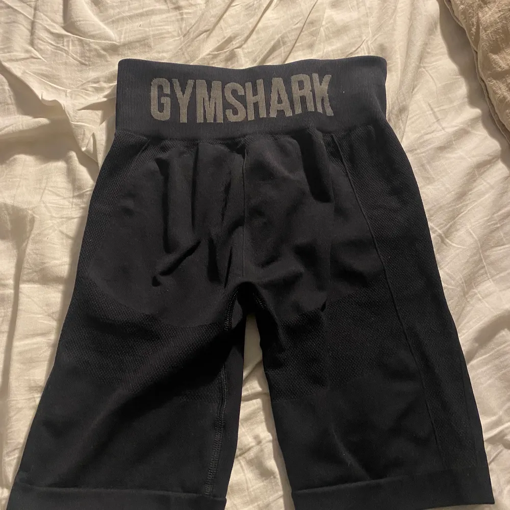 Super fina biker shorts från gymshark som aldrig är använda. Jag gjorde en garderobsränsning och insåg att det är bättre att någon annan för användning för dem! . Shorts.