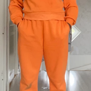 Trainers - Orange mjukis byxor och luvtröja, jätte gosig ! 
