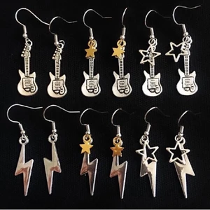 Örhängen  - Supercoola örhängen! Självklart oanvända. 69kr (frakten är inkluderad i priset). Hör av er vid intresse eller funderingar!💓🥰