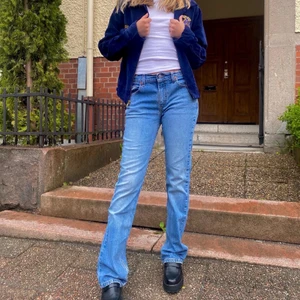 Levi’s Untagged - Äkta vintage Levis med äkta slitning! Riktigt fina, bootcut och low waisted as always🤝 går också över skorna på mig, är 1,63 cm. Midjemått: 40, Innersöm: 81