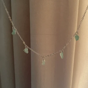 Kort halsband med aventurin! (finns i guld) - Kort silvrigt halsband med aventurin! Finns även i guld!🥰 Obs! Inte äkta silver!