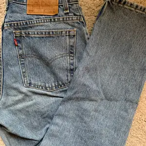 Levis jeans 550 relaxed fit tapered leg köpta på beyond retro i storlek L men skulle säga att de är små i storleken så passar kanske mer en M