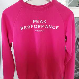 Sweatshirt från Peak Performance i storlek 160. Stor i storleken. Fint skick, säljer pga växt ur. 