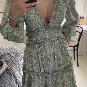 Sommar klänning! - Säljer denna fina klänning pågrund av att den inte kommer till använing❤️ (lånade bilder)