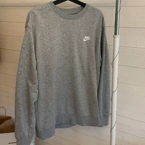 Nike - Assnygg Nike sweatshirt som jag köpte på någon Nike affär i polen 2019. Inte använt på ett år ungefär så säljer den nu. Jätte bra skick! Vid mycket intresse blir det budgivning:) 