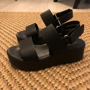 Chunky plattform sandaler strl 36 - Fina sandaler med plattform. (Oanvända se bilder). Storlek 36. Passar jättefint med klänning eller kjol blir lite 90s feeling