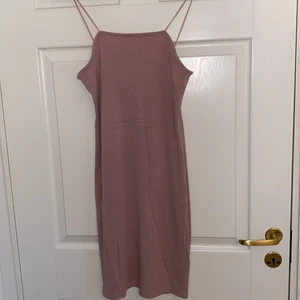 Rosa klänning  - Rosa klänning från bikbok 