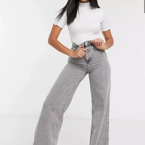 Super Wideleg jeans  - Ett par byxor från asos. Super sköna och jätte fin passform🤎 byxorna är mycket långa på mig som är 163 cm men de är bara snyggt✨ Skriv privat till mig för fler bilder (; köparens står för frakten 