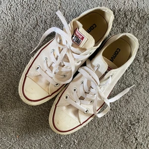 Converse skor - Säljer dessa all star converse, som är i sl 36,5 men skulle säga att de mer är som 37-38 för jag har sl 37 och de är lite stora på mig 💗💗💗 nypris 650
