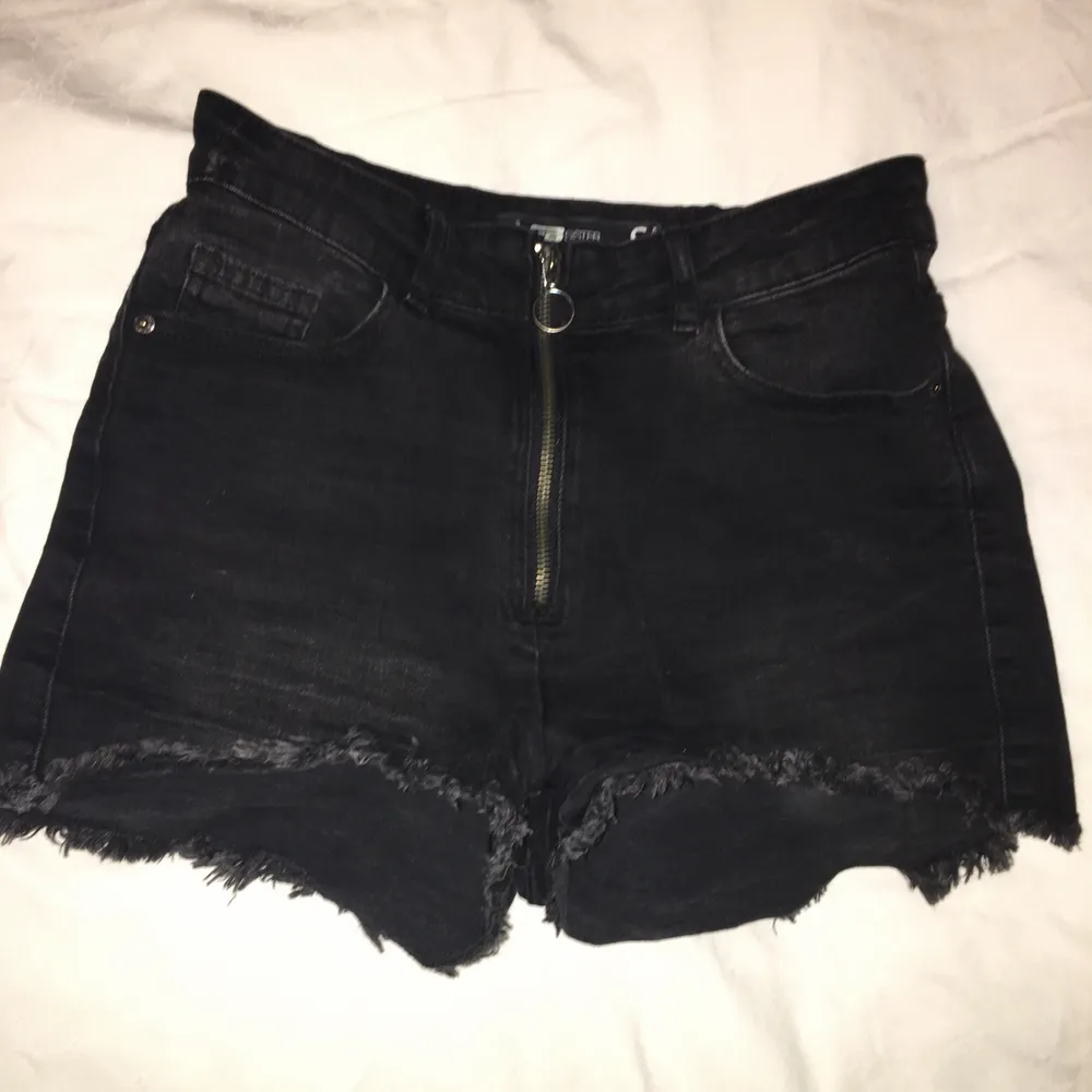 Svarta denimshorts från FBSister storlek S. Hög midja men korta. Snygga på! Dragkedja fram. 5 fickor, gott skick, dock tre små vita prickar längst ned på ena sidan bak. Fransiga i benslut.. Shorts.