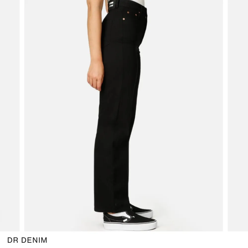 Säljer mina Dr denim jeans som köptes i höstas för 600 kr, mitt pris 250 kr eftersom dem endast använts vid ett tillfälle. Ser som nya ut och strl 28,32 passar mig som brukar ha 36&38. Jeans & Byxor.