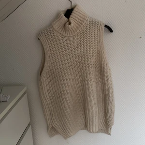 Stickad väst från H&M  - Hej säljer min stickade väst i färgen vit/begie! Super fin och skulle säga att den passar allt mellan xs till m beroende på hur man vill att den ska sitta!