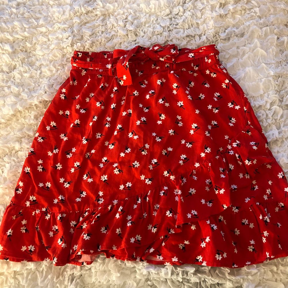 Röd blommig kjol - Lindex | Plick Second Hand