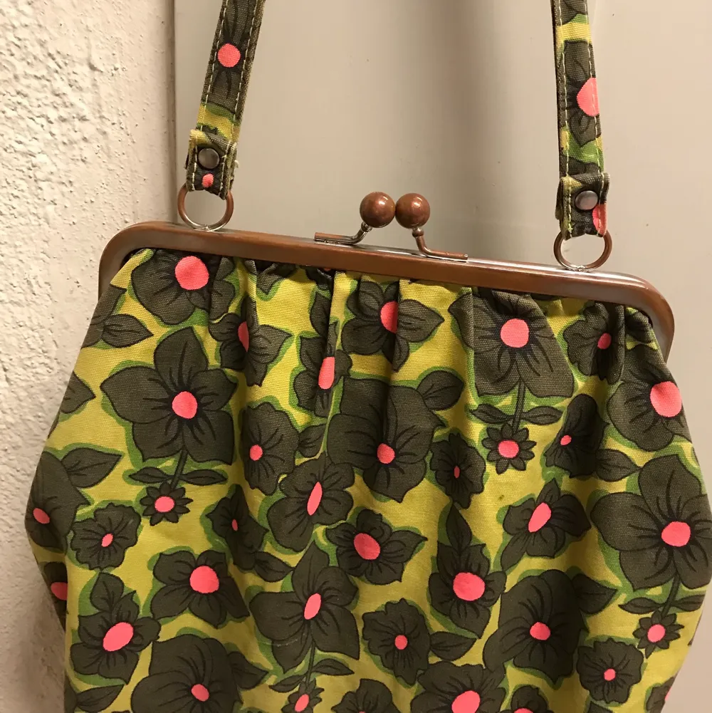 Helt underbar väska i grönt och rosa med blommigt mönster. Knäppe som stänger väskan och ett fack inuti. Kan mötas i Stockholm eller skicka mot fraktkostnad! ✨🌸✨. Väskor.